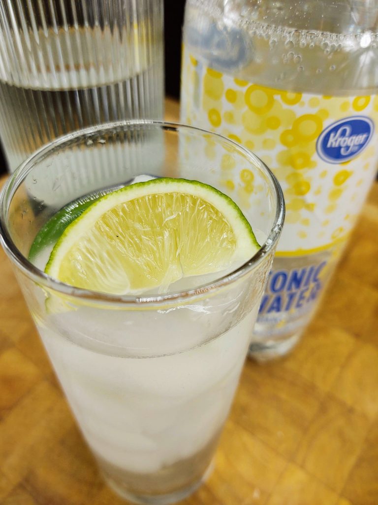 lime vodka koktélban