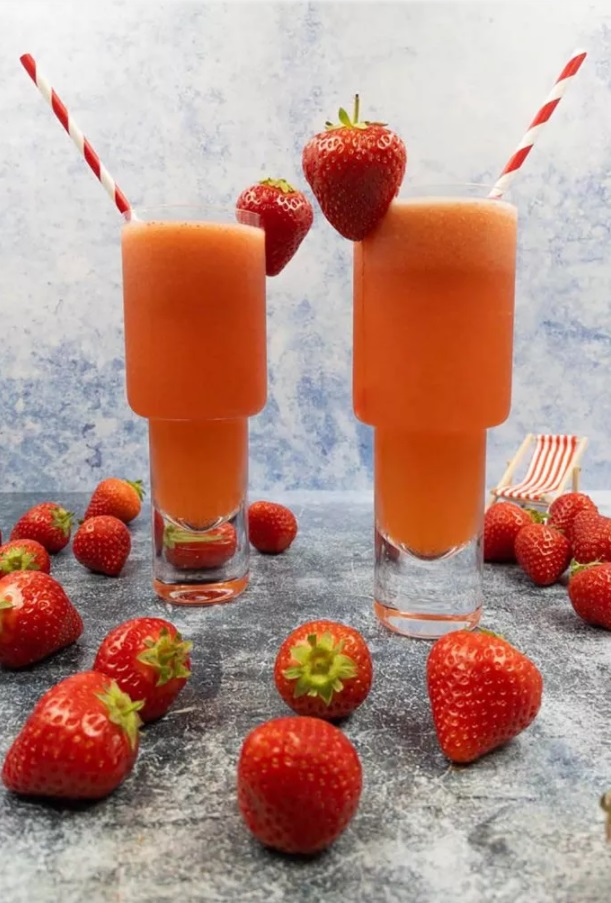 sparkling strawberry vodka and lemonade cocktail
