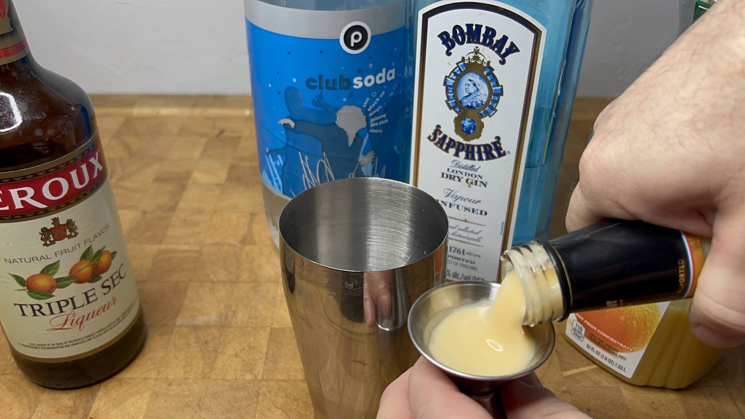 pouring advocaat into a jigger