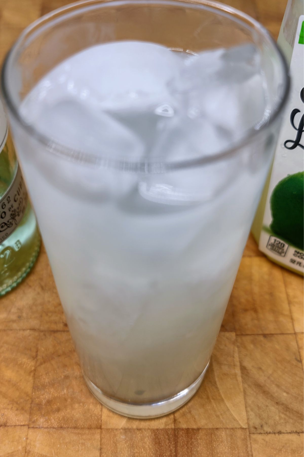 Rum limeade on a wooden table.